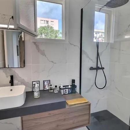 Apartment T2 Avec Balcon - Parking, Ac, Wifi