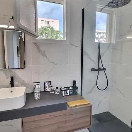 Apartment T2 Avec Balcon - Parking, Ac, Wifi