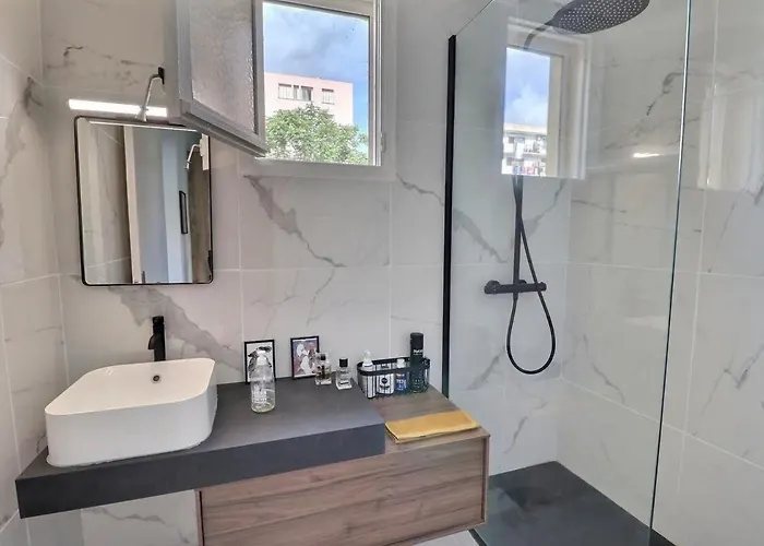 Appartement T2 Avec Balcon - Parking, Ac, Wifi